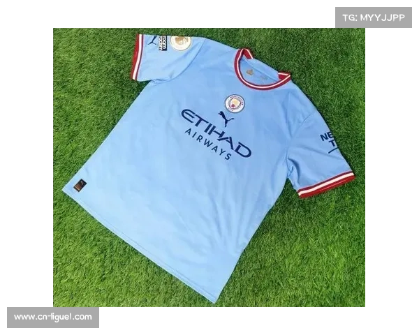 足球球衣设计新趋势：曼城发布队徽印花训练服